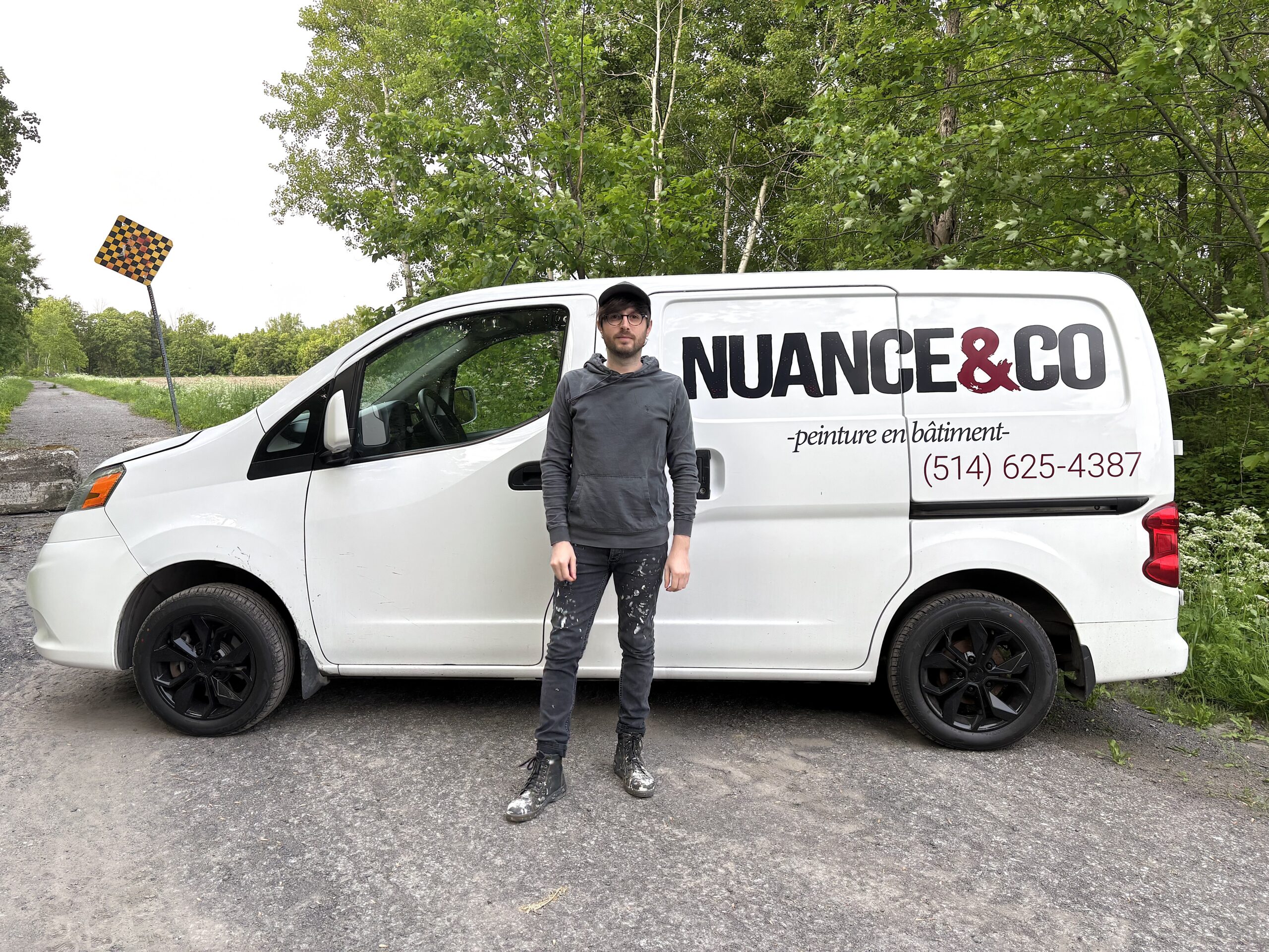 Jonathan Guertin-Lagacé devant son véhicule nuance&co